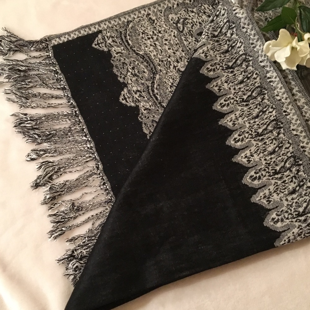 Final sale 🎉Pashmina scarf ! New in package ❄️